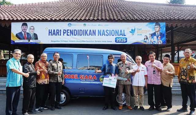 Bupati Banyumas Serahkan Mobil Siaga CSR BKK Purwokerto untuk Desa Kalibagor