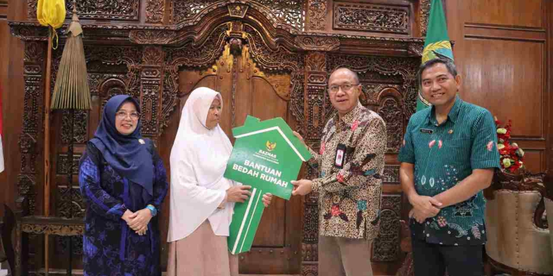 Bupati Banyumas Serahkan Kunci 29 Rumah RTLH Baznas, Dorong Kolaborasi Atasi Kemiskinan