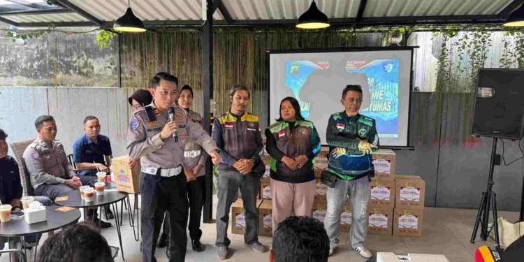 Satlantas Banyumas “Menyapa” Komunitas Ojol, Tekankan Keselamatan Bersama di Jalan