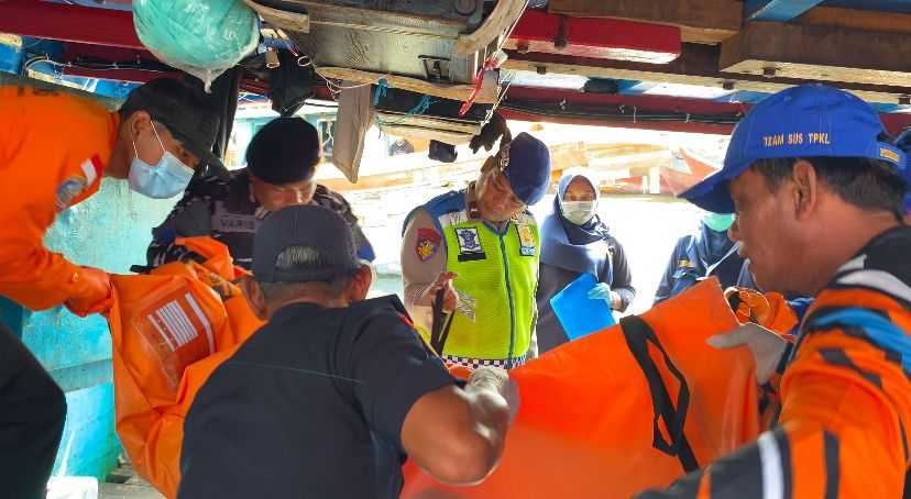 ABK KM ULI JAYA 02 Meninggal saat Melaut, Tim SAR Evakuasi dari Perairan Nusakambangan