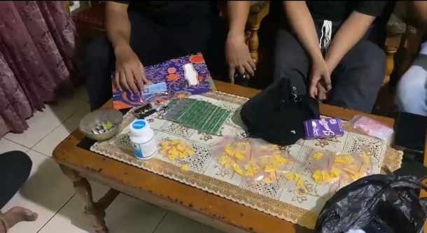 Satresnarkoba Polresta Banyumas Bekuk Dua Pengedar, Sita 1.353 Butir Tramadol dan Hexymer