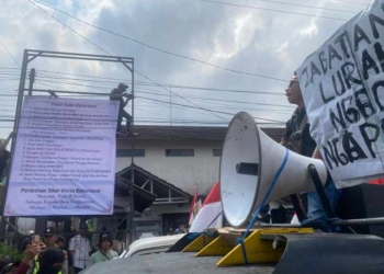 Ratusan Warga Kepung Balai Desa, Kades Banjaranyar Dituntut Mundur Lewat Aksi Damai Orasi dan Karokae