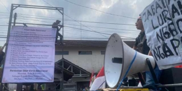 Ratusan Warga Kepung Balai Desa, Kades Banjaranyar Dituntut Mundur Lewat Aksi Damai Orasi dan Karokae