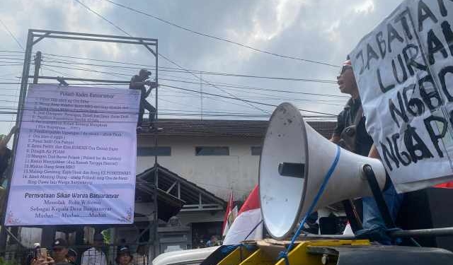 Ratusan Warga Kepung Balai Desa, Kades Banjaranyar Dituntut Mundur Lewat Aksi Damai Orasi dan Karokae