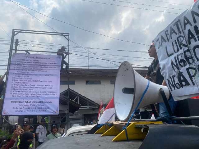 Ratusan Warga Kepung Balai Desa, Kades Banjaranyar Dituntut Mundur Lewat Aksi Damai Orasi dan Karokae