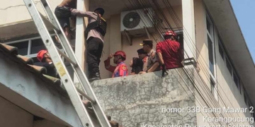Drama Penyelamatan Pria 60 Tahun Dibujuk Turun dari Atap Saat Melakukan Percobaan Bunuh Diri
