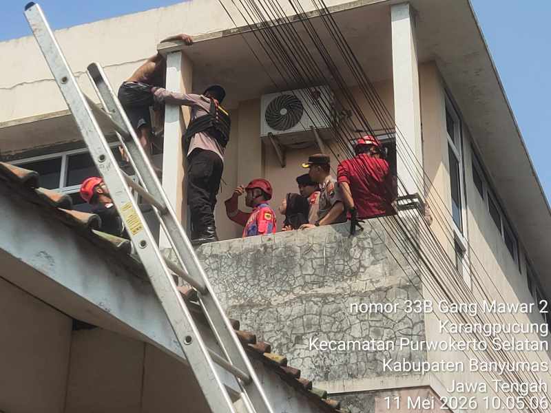 Drama Penyelamatan Pria 60 Tahun Dibujuk Turun dari Atap Saat Melakukan Percobaan Bunuh Diri