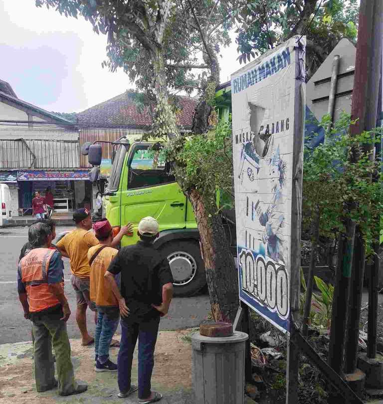 Dahan Pohon Besar di Cilongok–Ajibarang Dinilai Ganggu Pengguna Jalan, Warga Khawatir Picu Kecelakaan