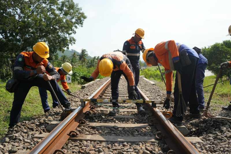 Pastikan Perjalanan Aman Saat Libur Panjang, VP KAI Daop 5 Tinjau Jalur Langen–Sidareja