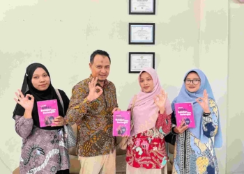 Magang di SMK, 3 Mahasiswi UMP Abadikan Pengalaman Jadi Buku Inspiratif