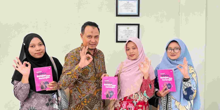 Magang di SMK, 3 Mahasiswi UMP Abadikan Pengalaman Jadi Buku Inspiratif