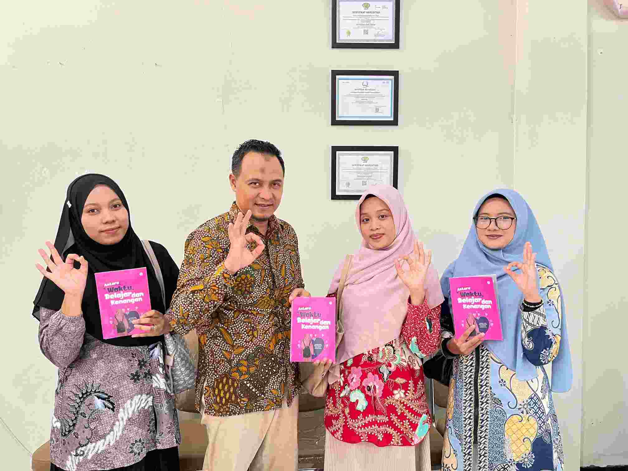 Magang di SMK, 3 Mahasiswi UMP Abadikan Pengalaman Jadi Buku Inspiratif