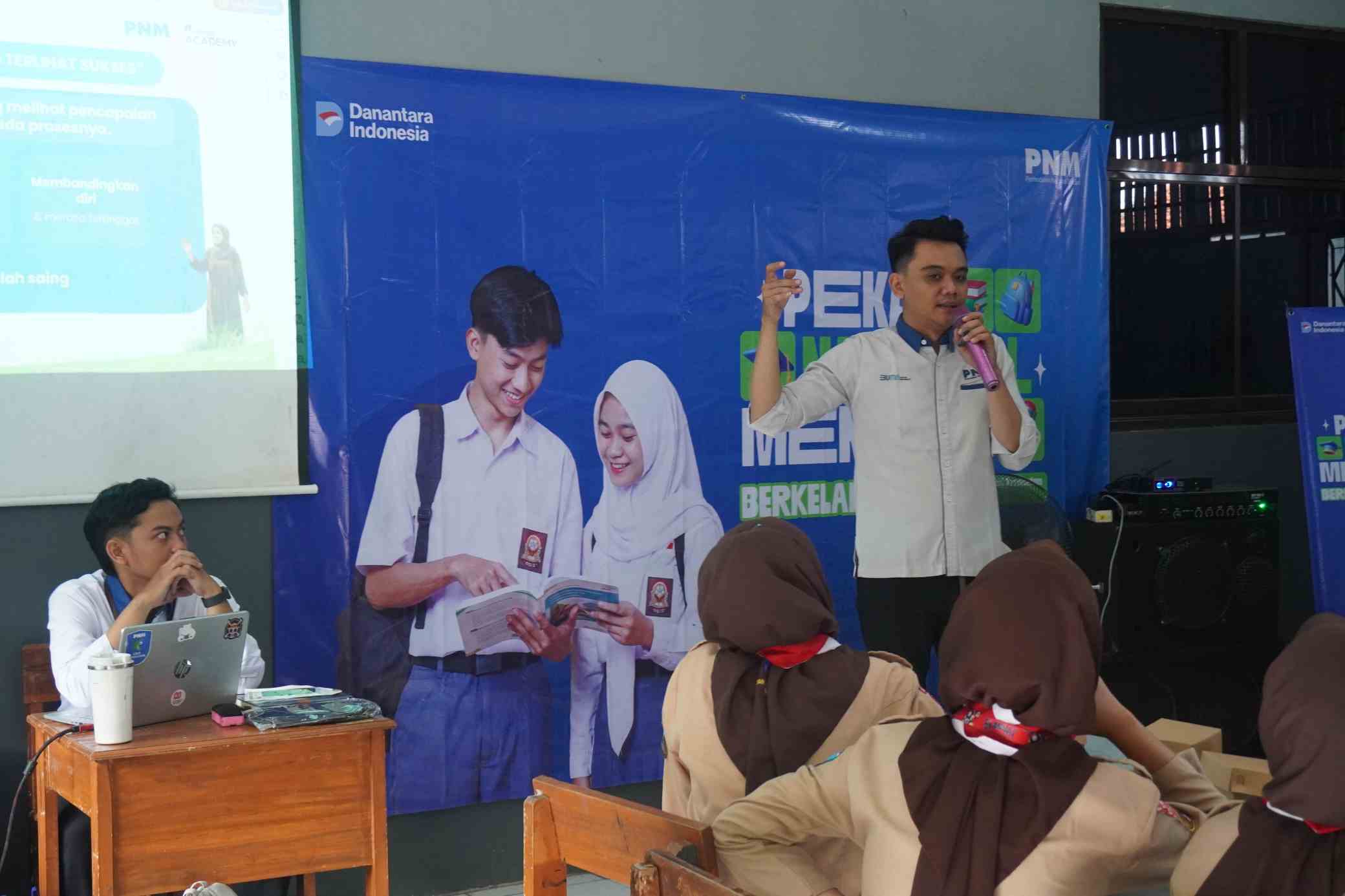 PNM Purwokerto Hadirkan Program “Mengajar BERKELANA” di SMK N 1 Tonjong, Bekali Siswa dengan Jiwa Kewirausahaan dan Literasi Kesehatan