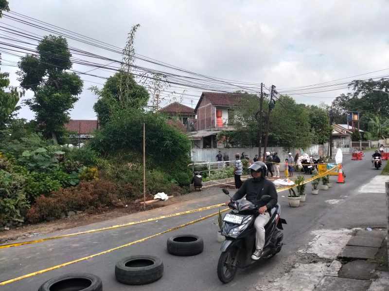 Jembatan di Jalan Baturraden Barat Ambrol, Roda Empat Dilarang Melintas