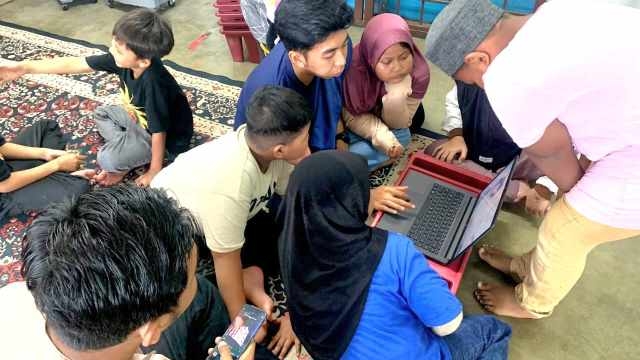 Mahasiswa STMIK Widya Utama Beri Edukasi Hukum Digital untuk Anak Pekerja Migran di Malaysia