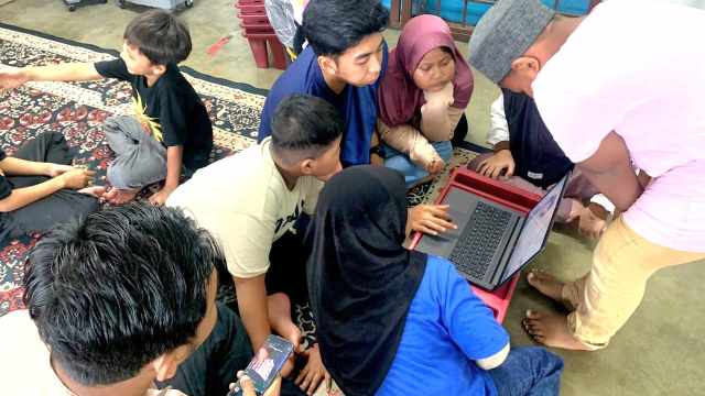 Mahasiswa STMIK Widya Utama Beri Edukasi Hukum Digital untuk Anak Pekerja Migran di Malaysia
