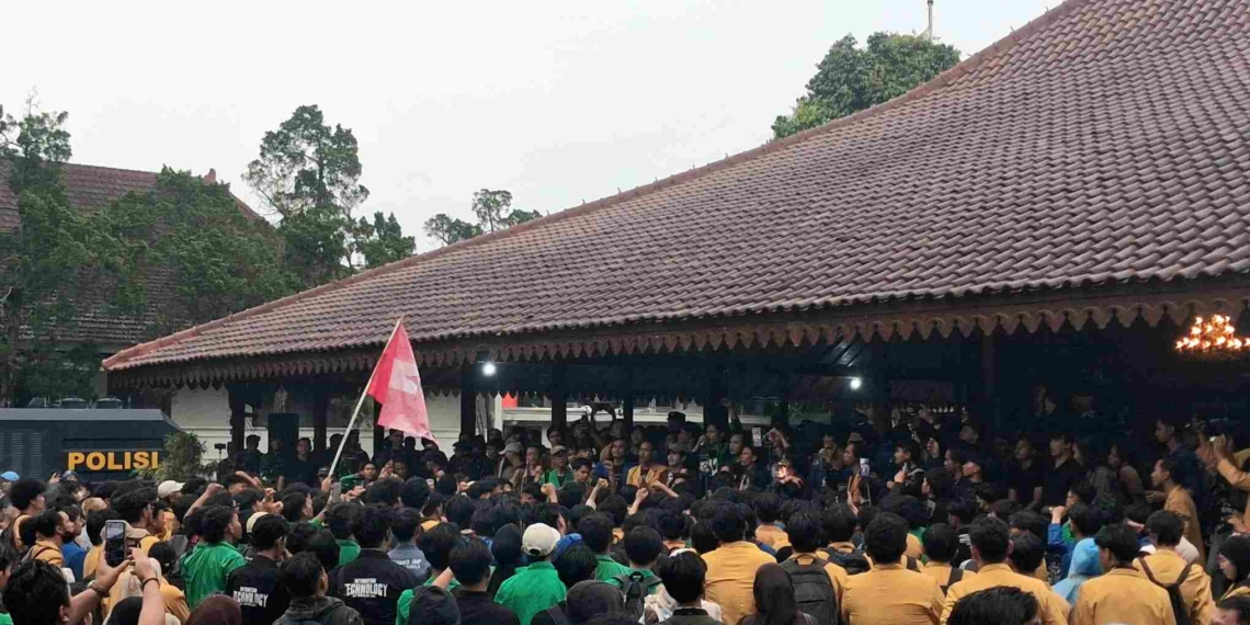 Puncak Demo Aliansi Mahasiswa Banyumas Raya: Pendopo Diduduki, Bupati Berjanji Sampaikan ke Pusat, Massa Ancang-ancang Aksi Lanjutan