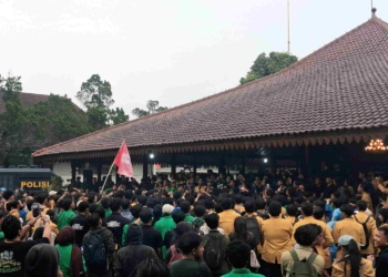 Puncak Demo Aliansi Mahasiswa Banyumas Raya: Pendopo Diduduki, Bupati Berjanji Sampaikan ke Pusat, Massa Ancang-ancang Aksi Lanjutan