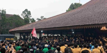 Puncak Demo Aliansi Mahasiswa Banyumas Raya: Pendopo Diduduki, Bupati Berjanji Sampaikan ke Pusat, Massa Ancang-ancang Aksi Lanjutan