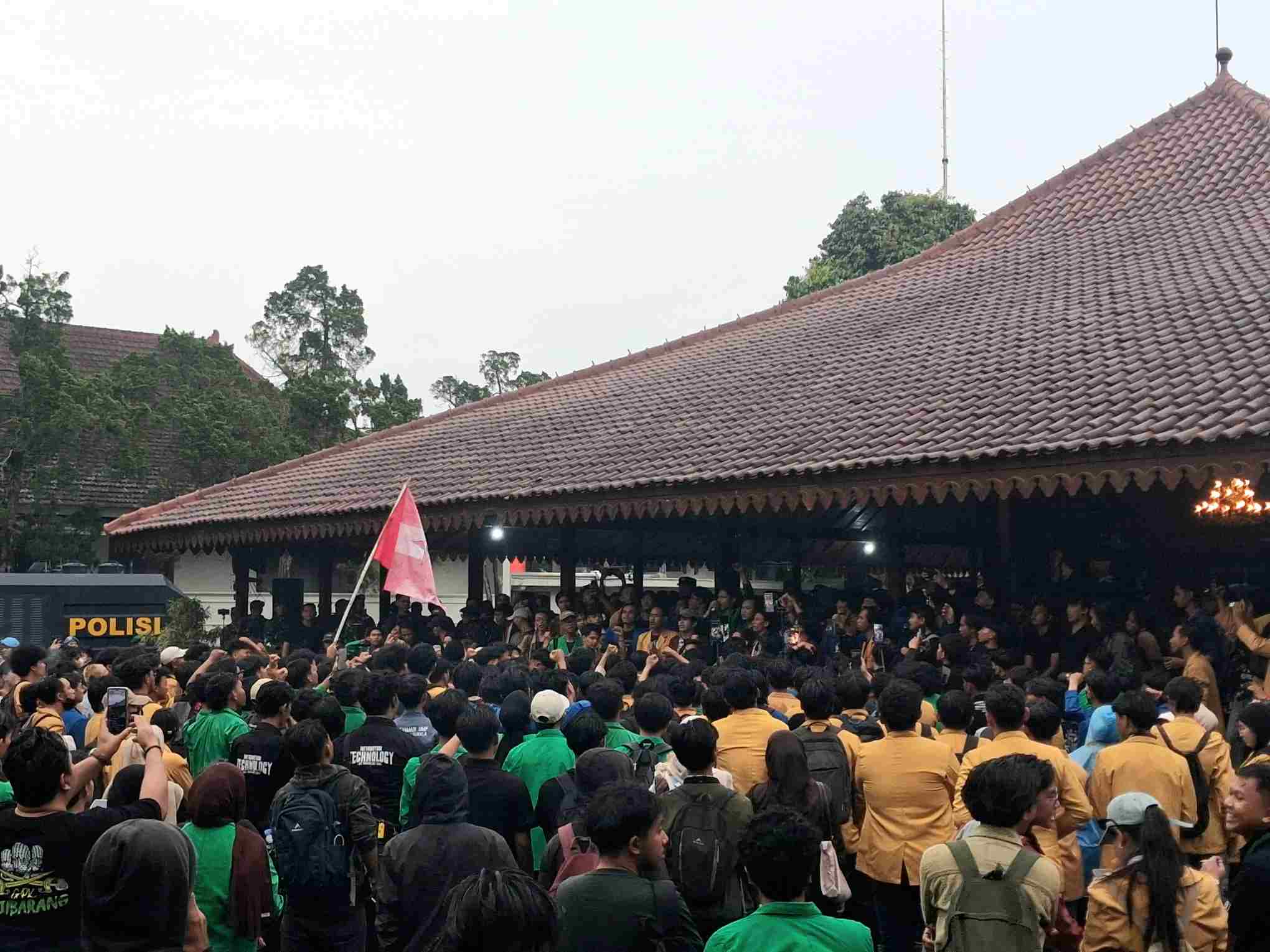 Puncak Demo Aliansi Mahasiswa Banyumas Raya: Pendopo Diduduki, Bupati Berjanji Sampaikan ke Pusat, Massa Ancang-ancang Aksi Lanjutan
