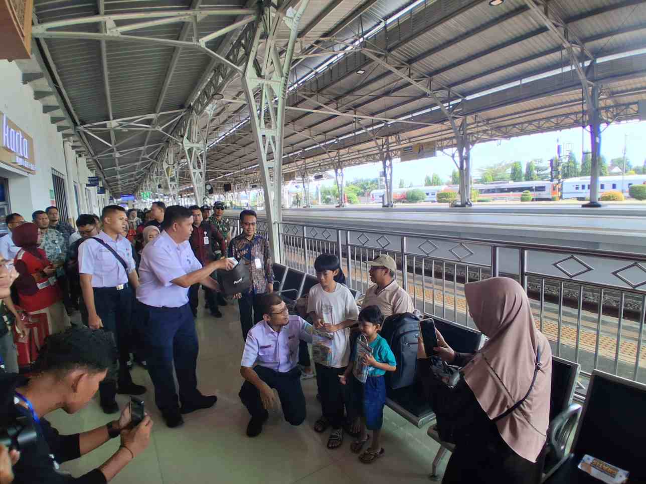 Semarak Liburan Sekolah di Stasiun Purwokerto, Penumpang Kereta Naik 25 Persen