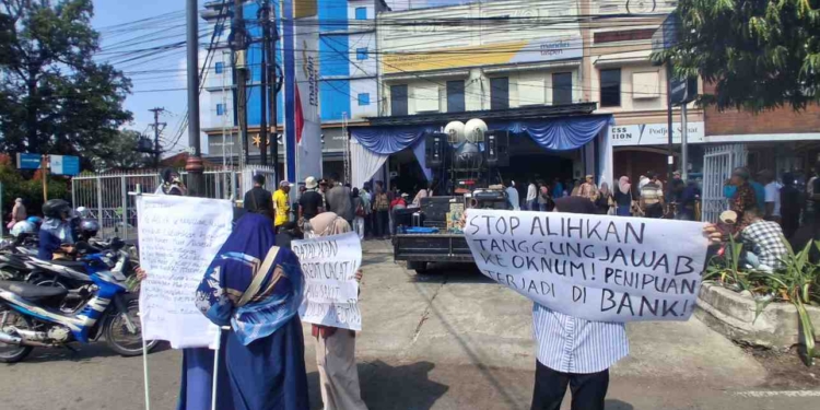 Ratusan Pensiunan Korban Penipuan Kredit Gelar Aksi Damai di Bank Mandiri Taspen