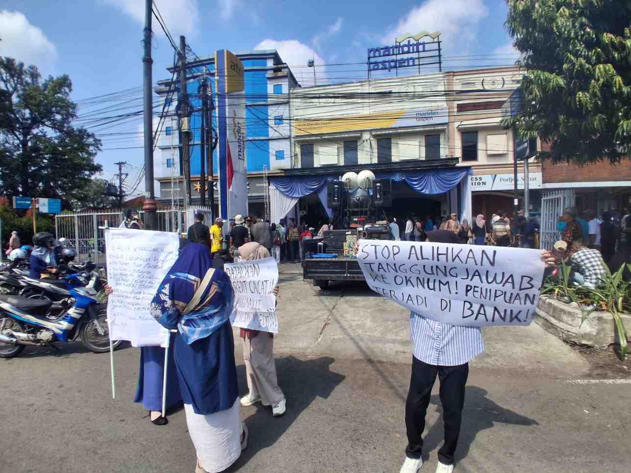 Ratusan Pensiunan Korban Penipuan Kredit Gelar Aksi Damai di Bank Mandiri Taspen