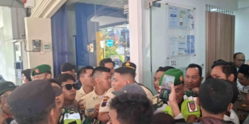 Aksi Damai Nasabah Bank Taspen Purwokerto Memanas, Manajemen Temui Pendemo namun Jawaban Tak Memuaskan