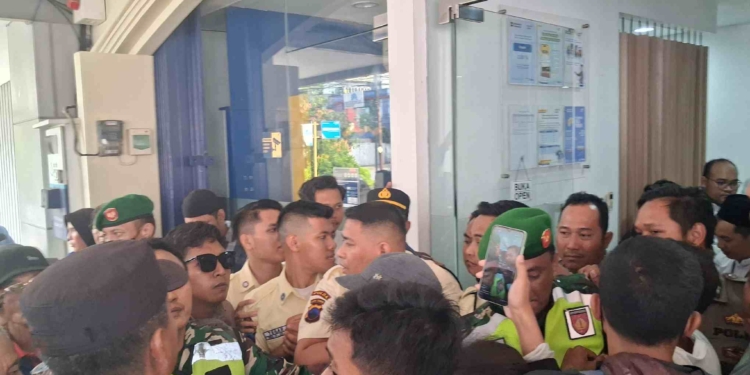Aksi Damai Nasabah Bank Taspen Purwokerto Memanas, Manajemen Temui Pendemo namun Jawaban Tak Memuaskan