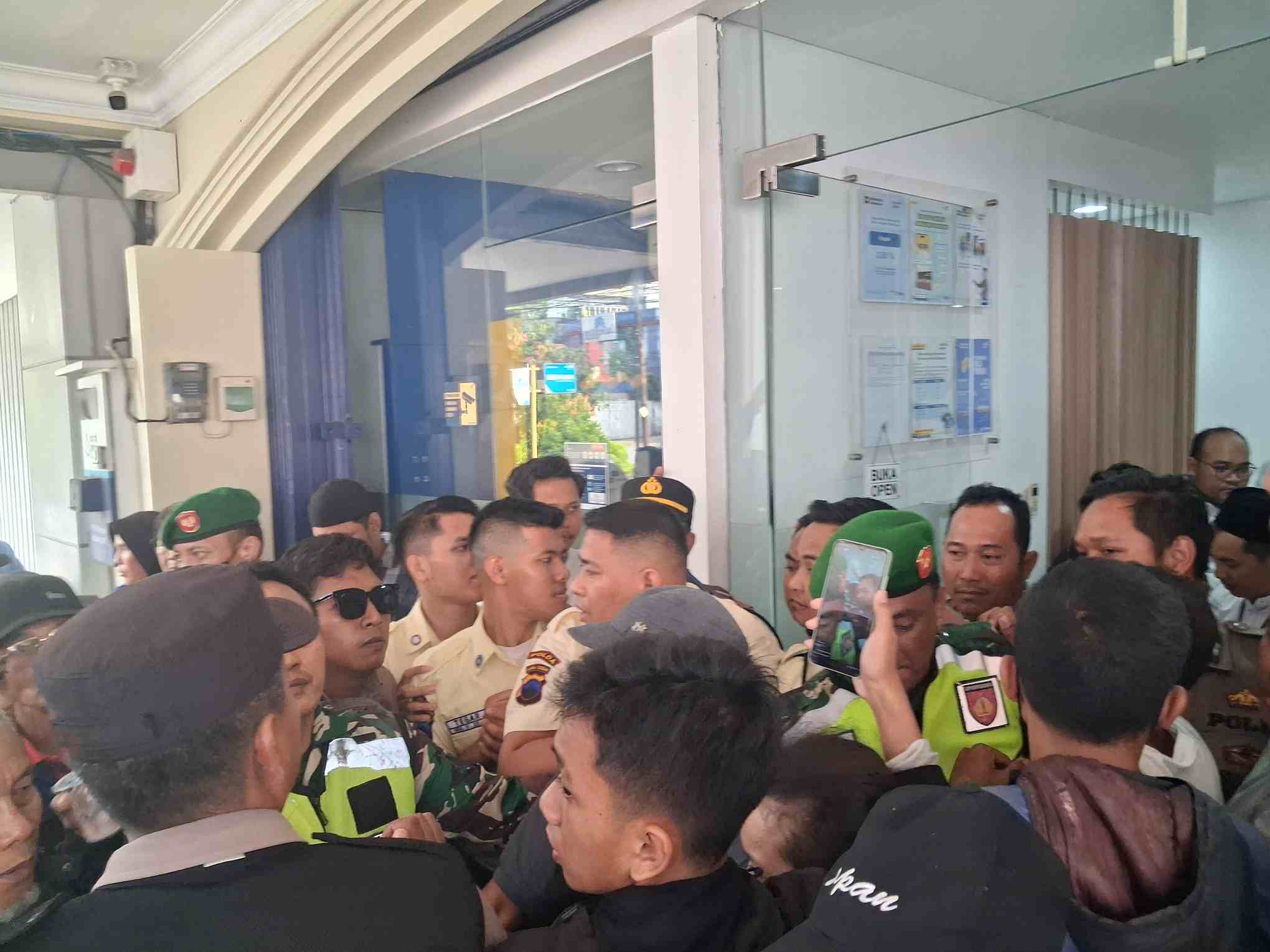 Aksi Damai Nasabah Bank Taspen Purwokerto Memanas, Manajemen Temui Pendemo namun Jawaban Tak Memuaskan