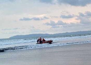 Enam Remaja Terseret Ombak Pantai Menganti Kisik, 2 Masih Hilang