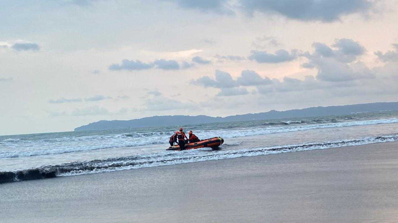 Enam Remaja Terseret Ombak Pantai Menganti Kisik, 2 Masih Hilang