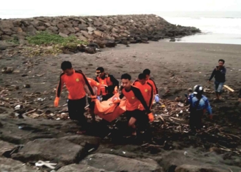 Dua Remaja Meninggal Usai Terseret Ombak di Pantai Menganti Kisik