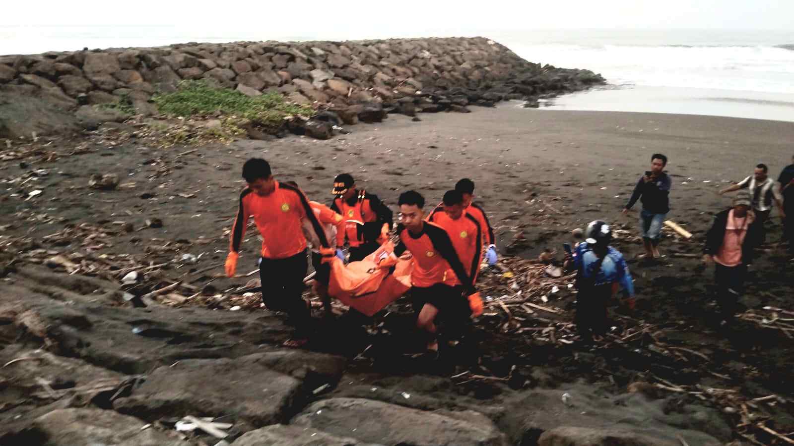 Dua Remaja Meninggal Usai Terseret Ombak di Pantai Menganti Kisik