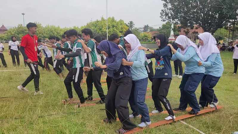 Ratusan Pelajar dan Mahasiswa Lestarikan Permainan Tradisional di Alun-alun Kota Lama Banyumas