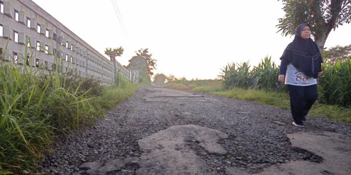 Ironi Jalan Alternatif Banyumas-Purbalingga: Panorama Gunung Slamet Indah, Jalannya Rusak Bertahun-tahun