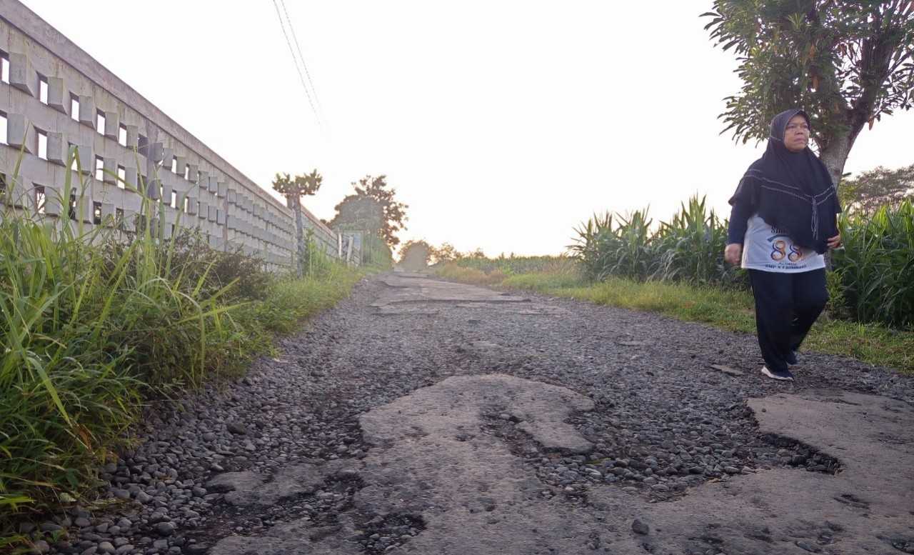 Ironi Jalan Alternatif Banyumas-Purbalingga: Panorama Gunung Slamet Indah, Jalannya Rusak Bertahun-tahun