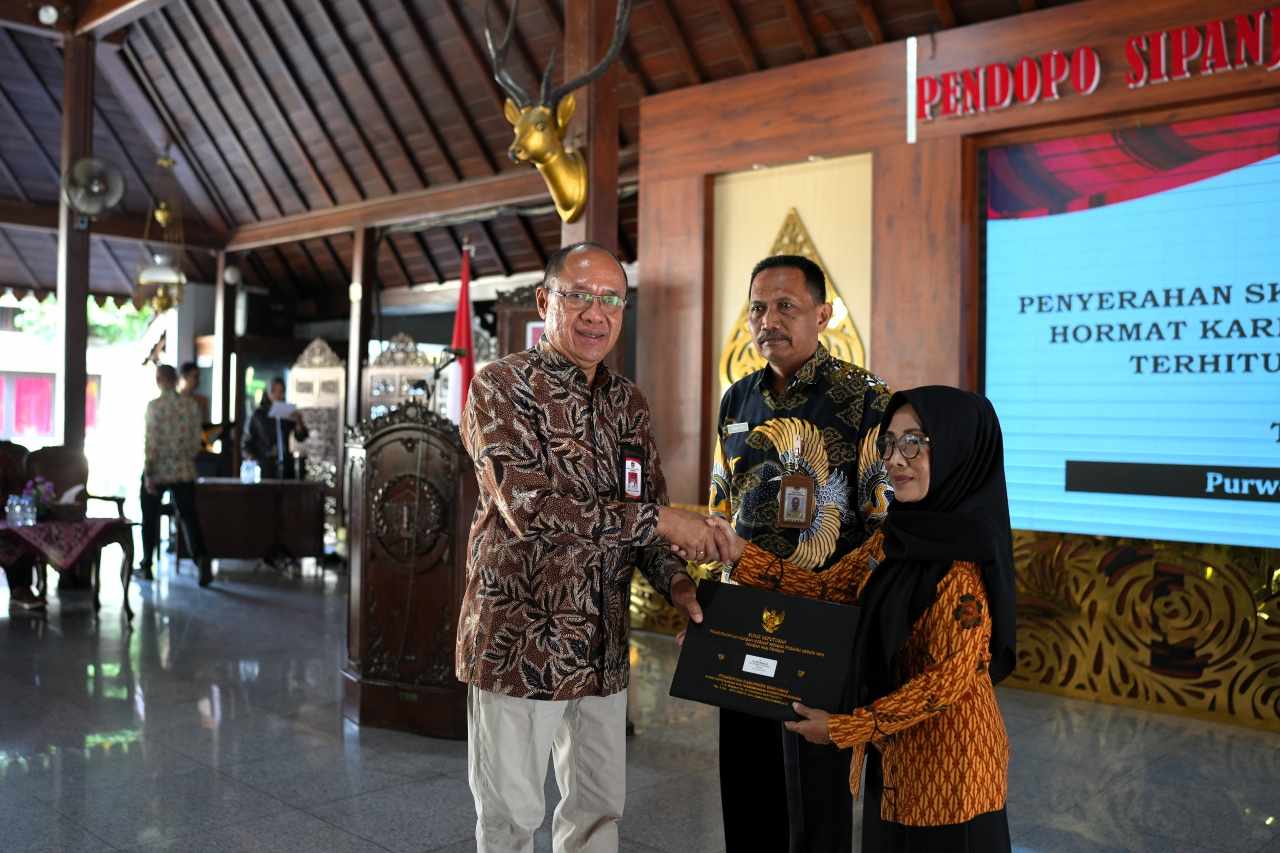 Masuki Purna Tugas, 71 ASN Banyumas Terima SK Pensiun dari Bupati Sadewo