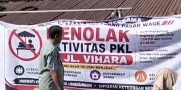 Tolak PKL Kembali ke Jalan Vihara, 100 Warga Purwokerto Wetan Teken Petisi dan Pasang Spanduk Protes