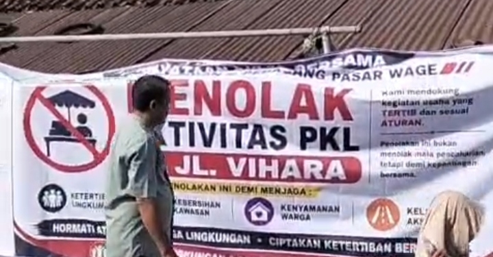 Tolak PKL Kembali ke Jalan Vihara, 100 Warga Purwokerto Wetan Teken Petisi dan Pasang Spanduk Protes
