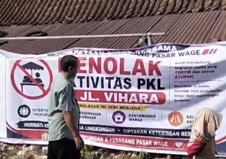 Tolak PKL Kembali ke Jalan Vihara, 100 Warga Purwokerto Wetan Teken Petisi dan Pasang Spanduk Protes