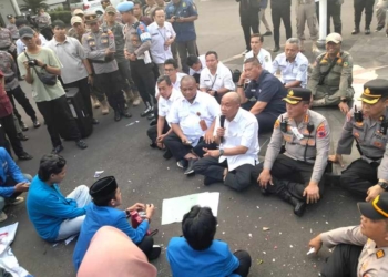 Bupati Sadewo Turun Temui Mahasiswa, Aksi Damai di Pendopo Si Panji Berujung Dialog Santai