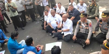 Bupati Sadewo Turun Temui Mahasiswa, Aksi Damai di Pendopo Si Panji Berujung Dialog Santai