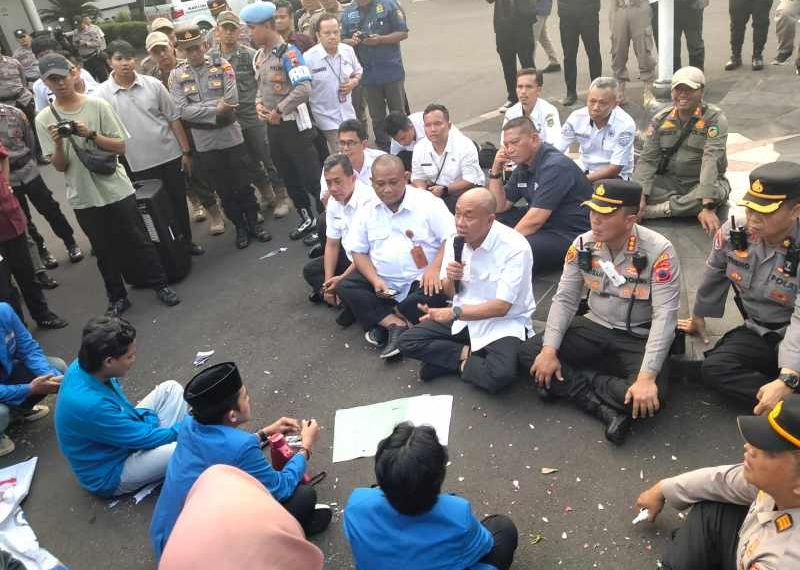 Bupati Sadewo Turun Temui Mahasiswa, Aksi Damai di Pendopo Si Panji Berujung Dialog Santai
