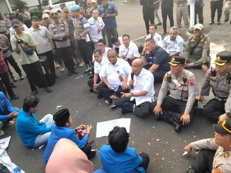 Bupati Sadewo Turun Temui Mahasiswa, Aksi Damai di Pendopo Si Panji Berujung Dialog Santai