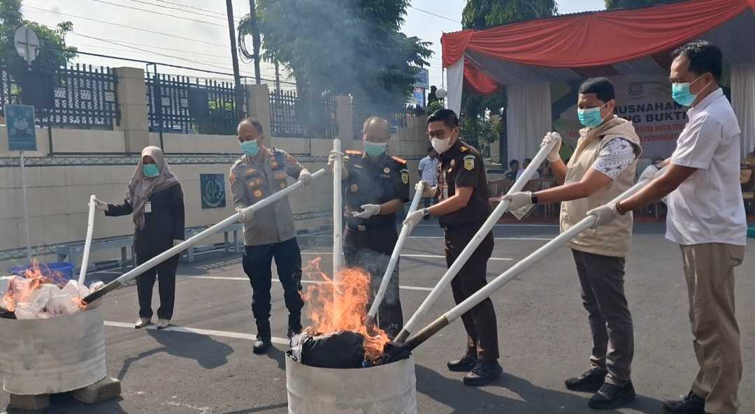 Kejari Purwokerto Musnahkan Ratusan Barang Bukti dari Perkara Desember 2025-Juni 2026