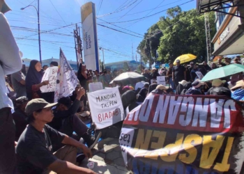 Aksi Memanas! Ratusan Pendemo Teriak “Batalkan Kredit Kami” di Bank Mandiri Taspen Purwokerto