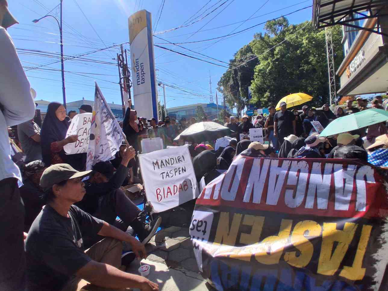 Aksi Memanas! Ratusan Pendemo Teriak “Batalkan Kredit Kami” di Bank Mandiri Taspen Purwokerto