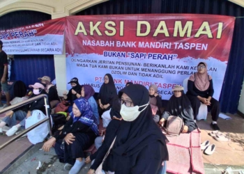 Dialog Buntu, Keranda Mayat dan Spanduk Protes Warnai Aksi Nasabah Bank Mandiri Taspen Purwokerto