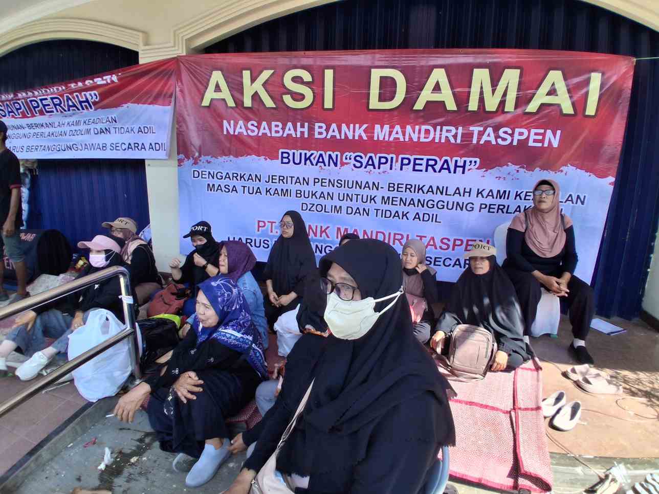Dialog Buntu, Keranda Mayat dan Spanduk Protes Warnai Aksi Nasabah Bank Mandiri Taspen Purwokerto